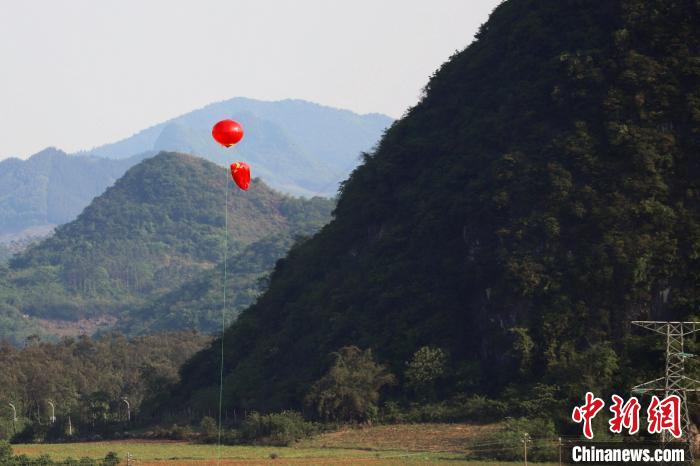 空飘气球。　伏俊林 摄